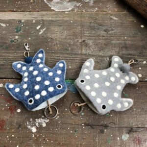 羊毛フェルト ジンベイザメ キーケース　グレー　1408円