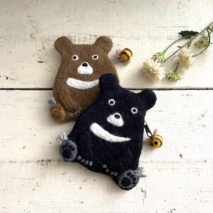 羊毛フェルト クマ&ハチ ポーチ  1628円